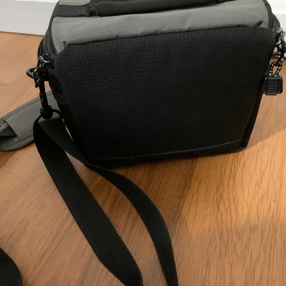 EDDIE BAUER CAMERA, CAMCORDER OR TRAVEL BAG WITH SHOULDER STRAP CLASSIC